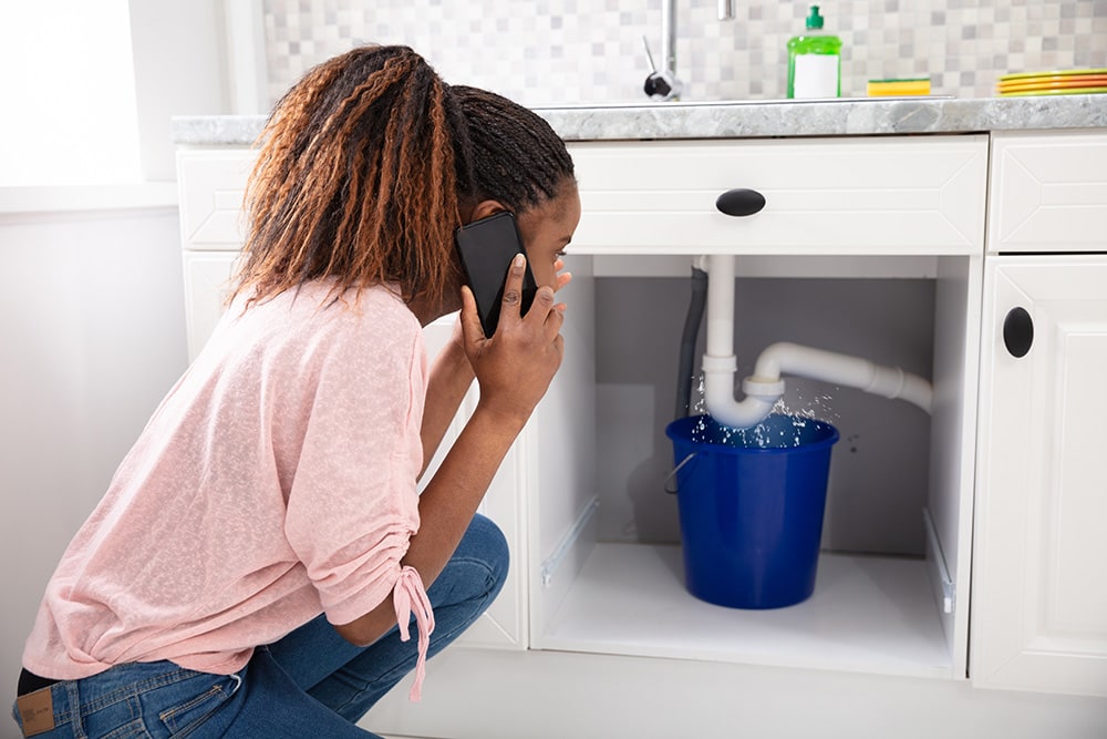 Come fare la riparazione di un tubo dell'acqua bucato